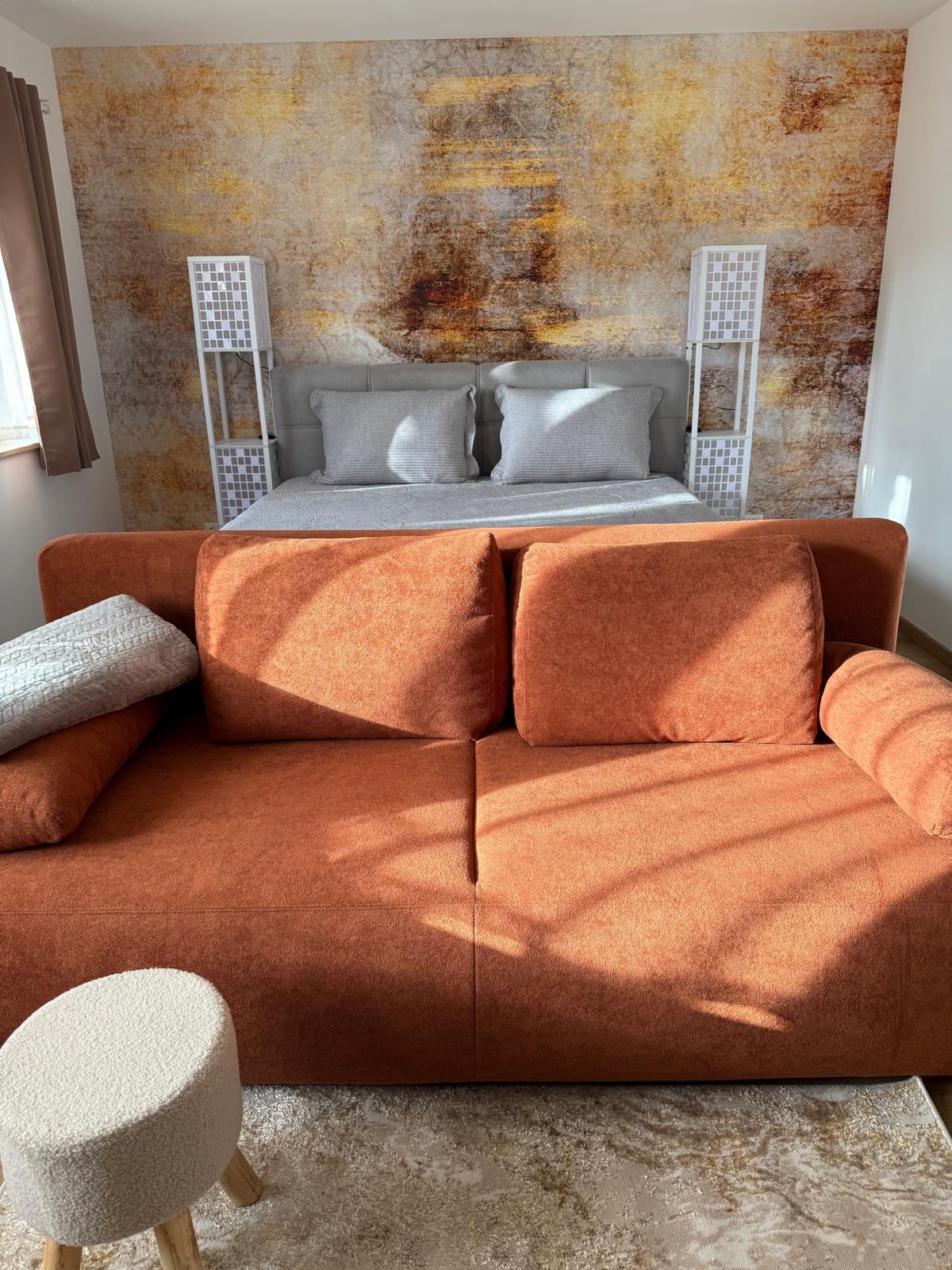 Schlafbereich der Casa Sehlmeyer mit Terrakotta-Sofa